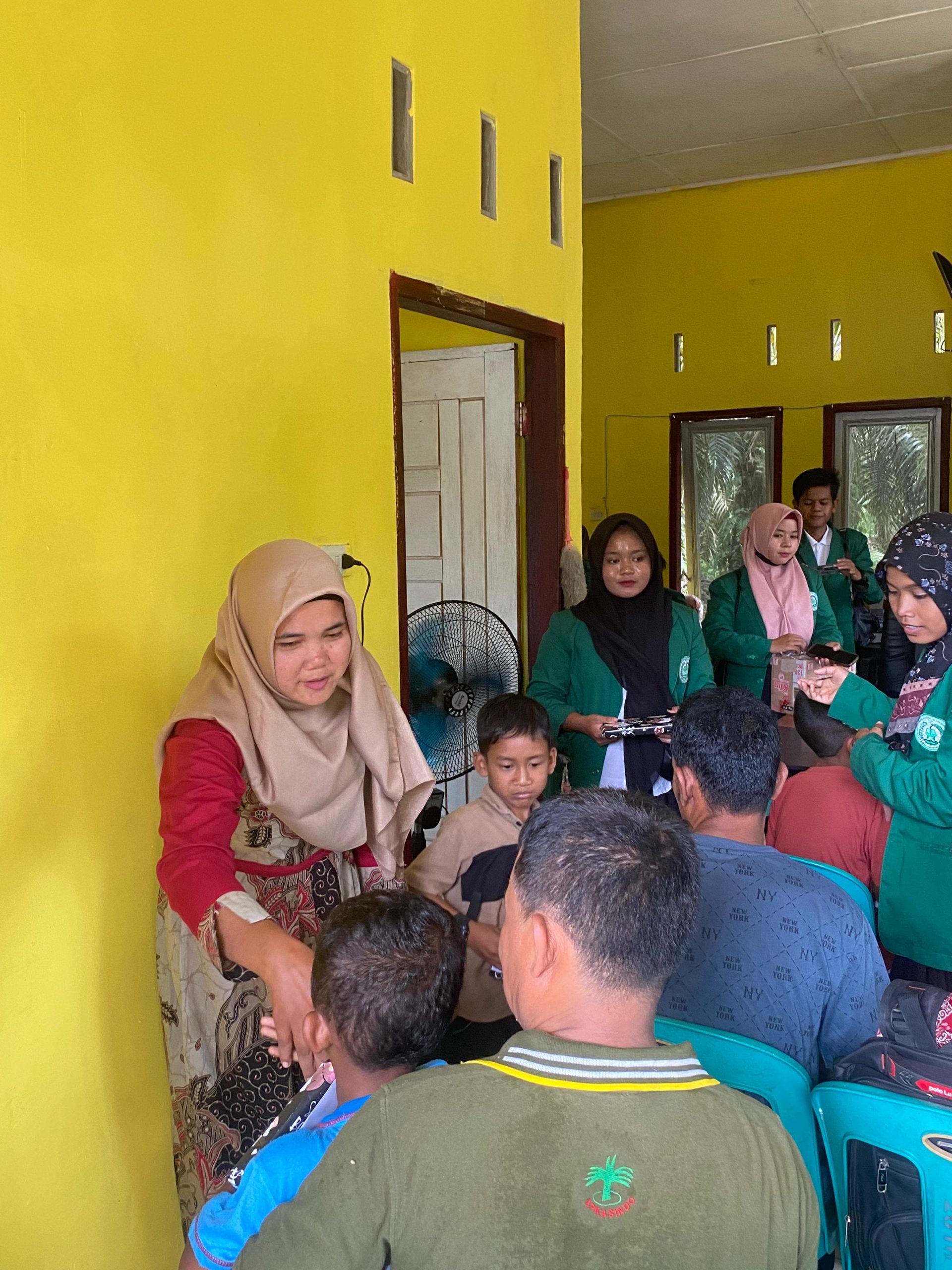 Mahasiswa Prodi Hukum Keluarga Islam Serahkan Hasil Penjualan Praktek Kewirausahaan kepada Anak Yatim di Hutaraja Lamo