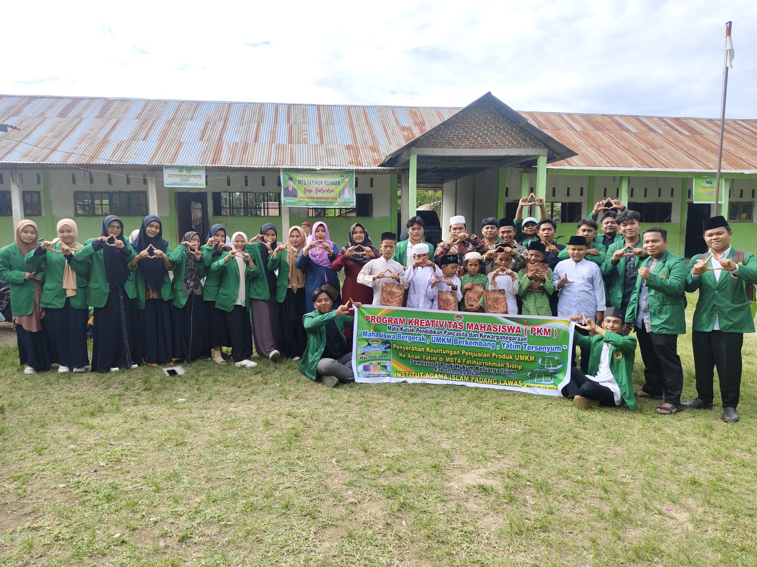 Mahasiswa HKI Semester II IAI Padang Lawas Serahkan Hasil Penjualan Produk UMKM ke MDTA Fatihurrohman Siolip