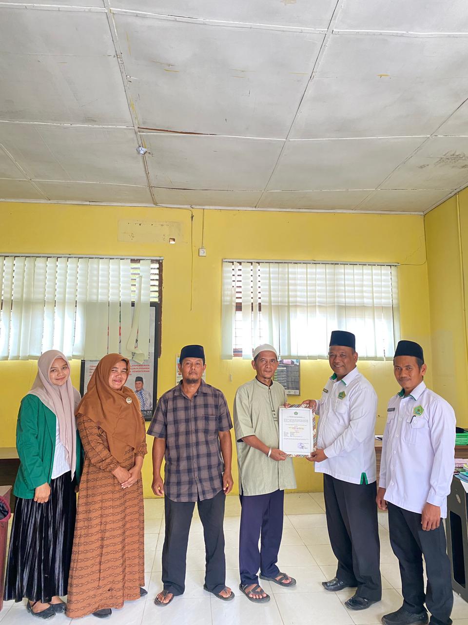 Kemenag Serahkan Surat Izin Majelis Taklim Desa Paran Batu, Mahasiswa KKL IAI Padang Lawas Berperan Aktif dalam Proses Pendampingan